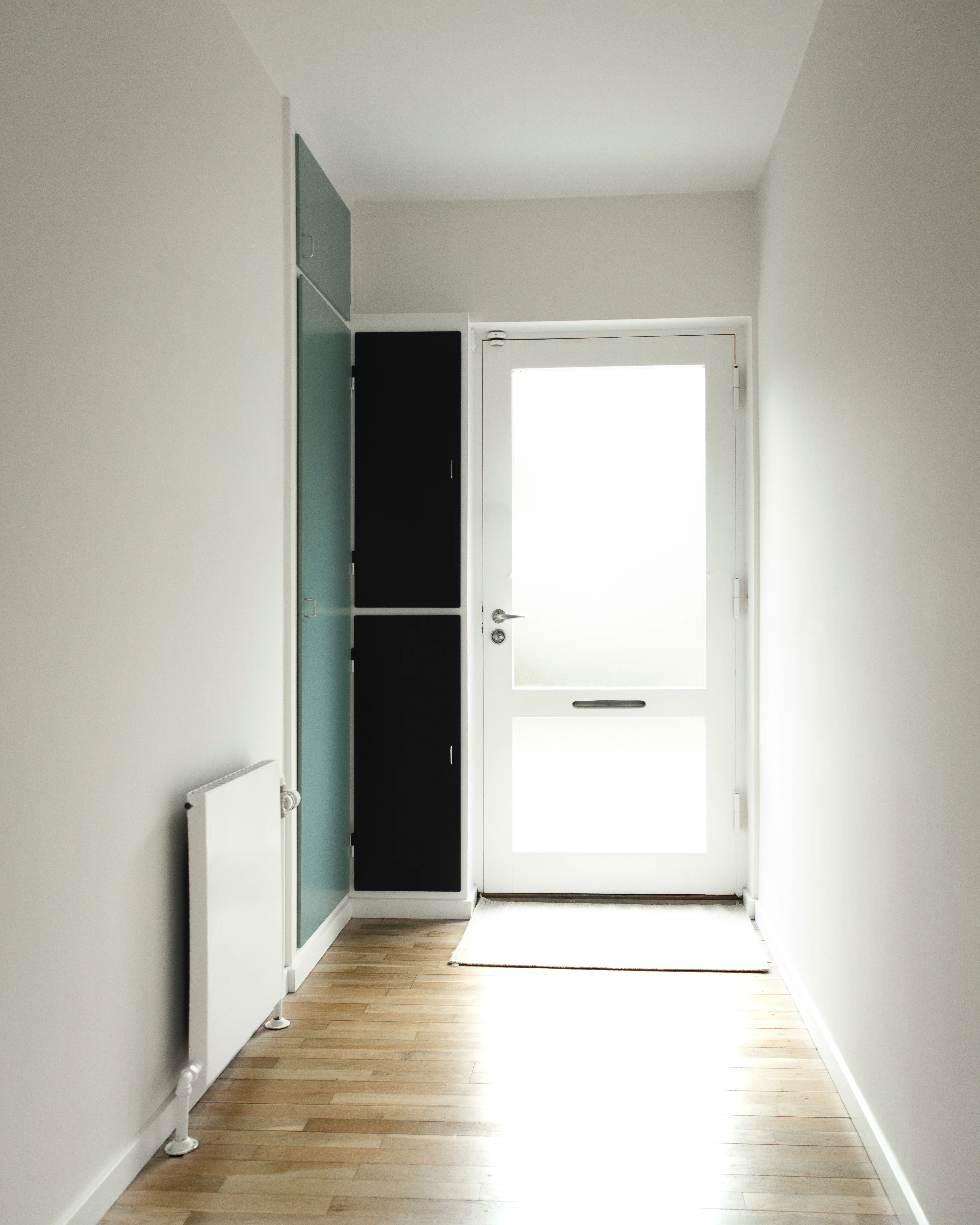 Detalje i renoveret etplanshus – materialer og farver der binder helheden sammen.